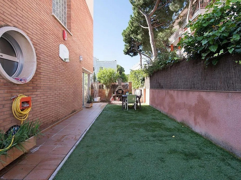 Stylish Townhouse with Terrace in Castelldefels. Photo:  27