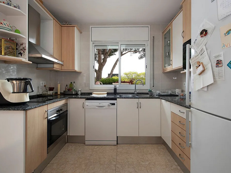 Modern House with Garden and Pool in Castelldefels. Photo:  2