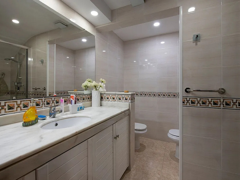 Modern House with Garden and Pool in Castelldefels. Photo:  6