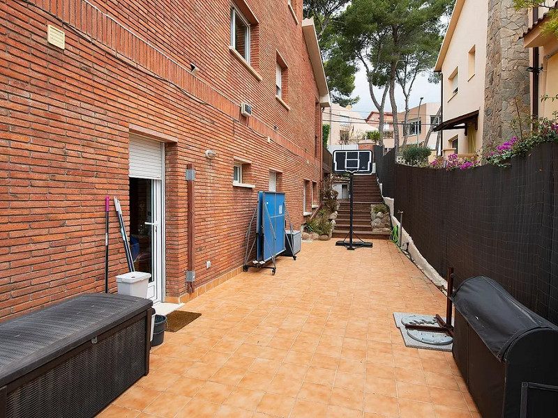 Modern House with Garden and Pool in Castelldefels. Photo:  8