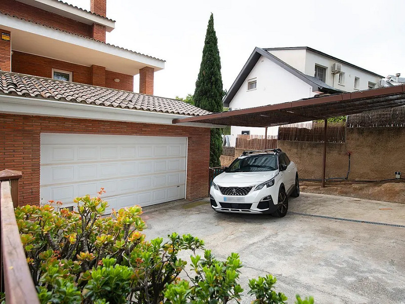 Modern House with Garden and Pool in Castelldefels. Photo:  10