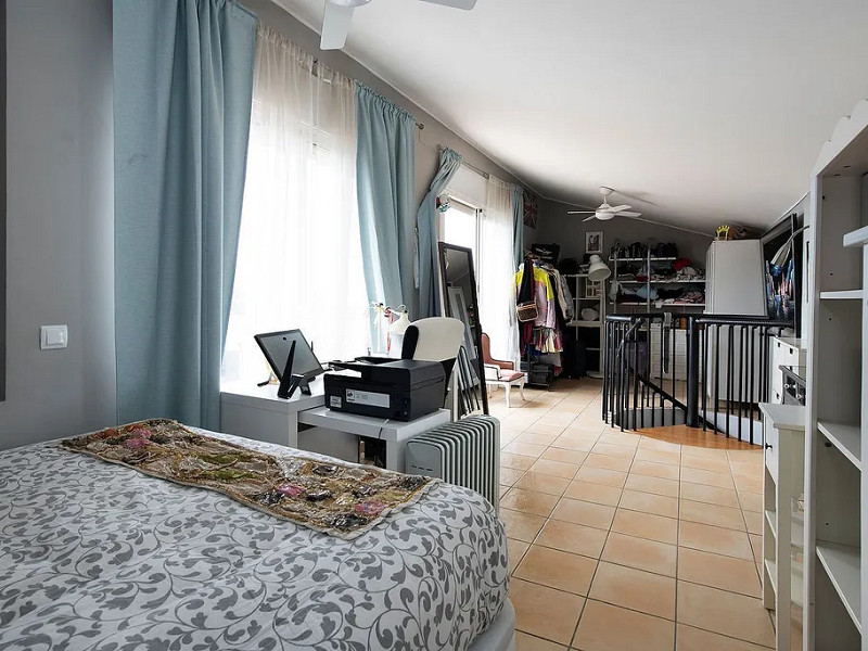 Modern House with Garden and Pool in Castelldefels. Photo:  12