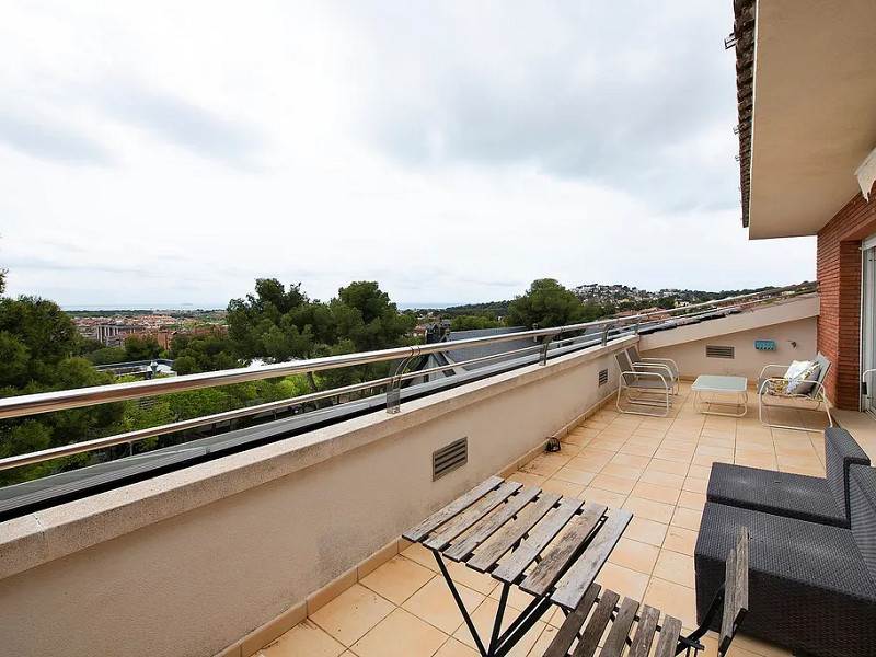 Modern House with Garden and Pool in Castelldefels. Photo:  14