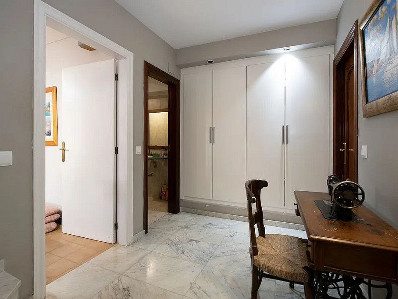 Modern House with Garden and Pool in Castelldefels. Photo:  16