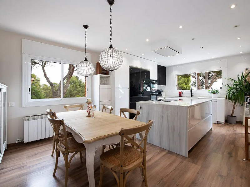 Modern House with Garden and Pool in Castelldefels. Photo:  22