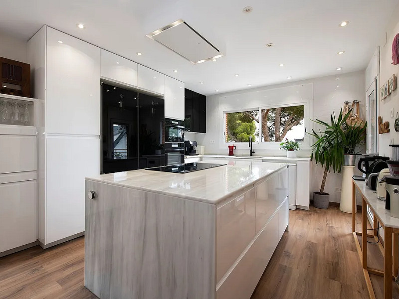 Modern House with Garden and Pool in Castelldefels. Photo:  23