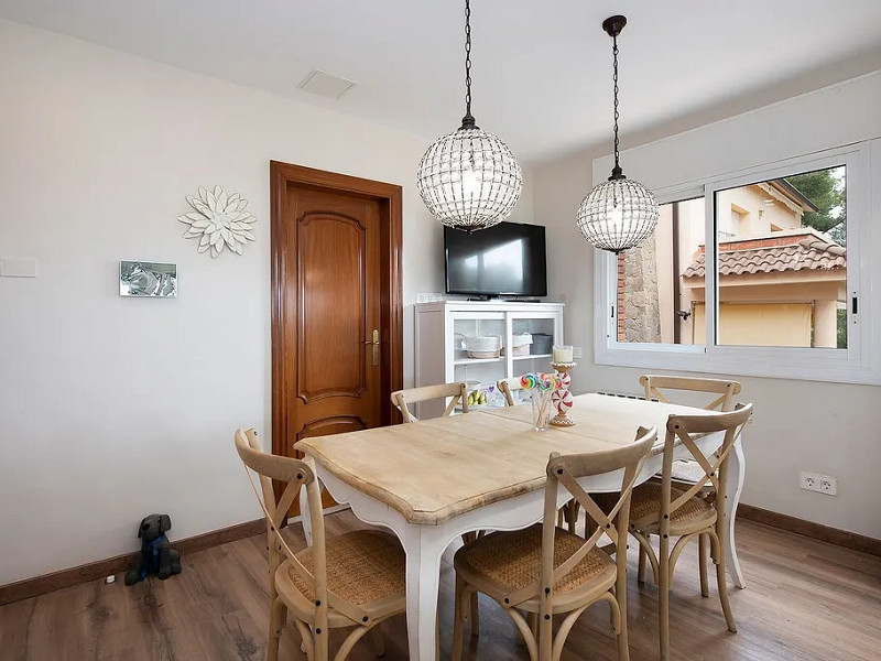 Modern House with Garden and Pool in Castelldefels. Photo:  24