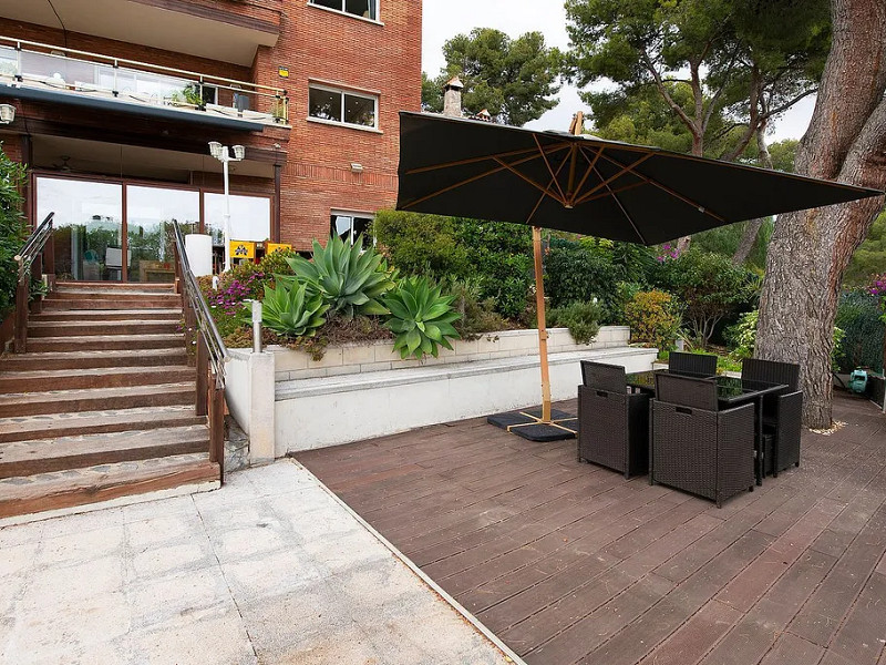 Modern House with Garden and Pool in Castelldefels. Photo:  27