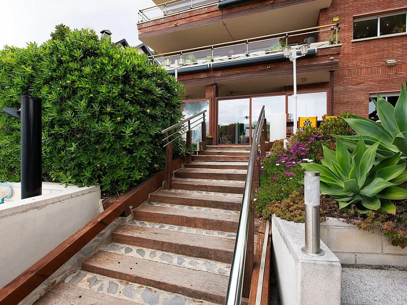 Modern House with Garden and Pool in Castelldefels. Photo:  28