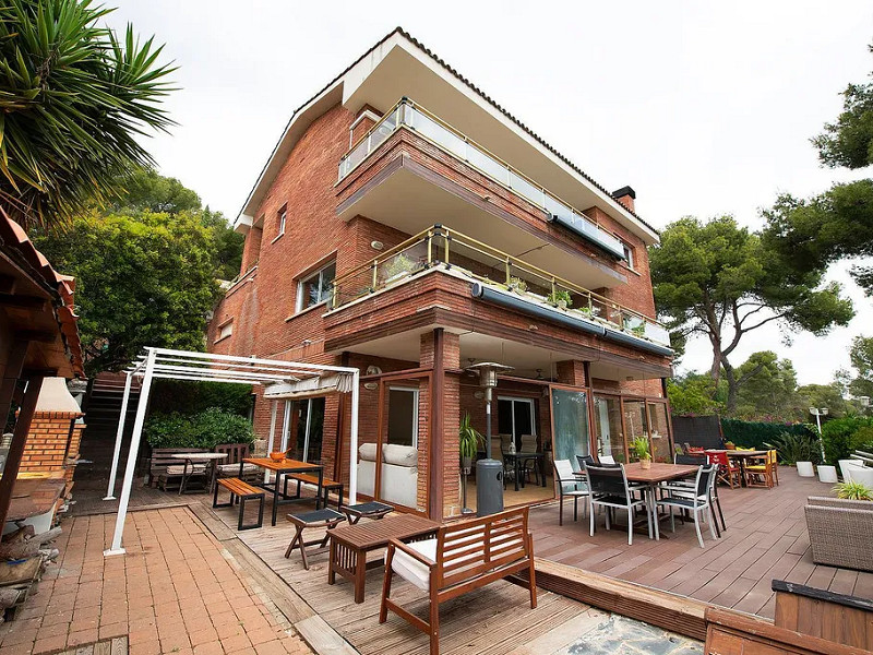 Modern House with Garden and Pool in Castelldefels. Photo:  30