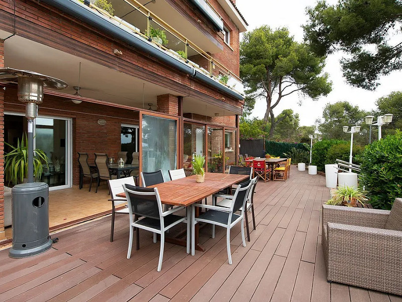 Modern House with Garden and Pool in Castelldefels. Photo:  31