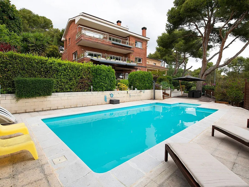 Modern House with Garden and Pool in Castelldefels. Photo:  32