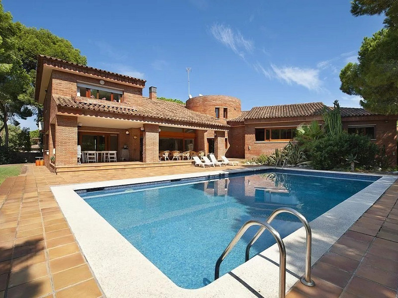 Luxury Villa in the Prestigious Gava Mar Area