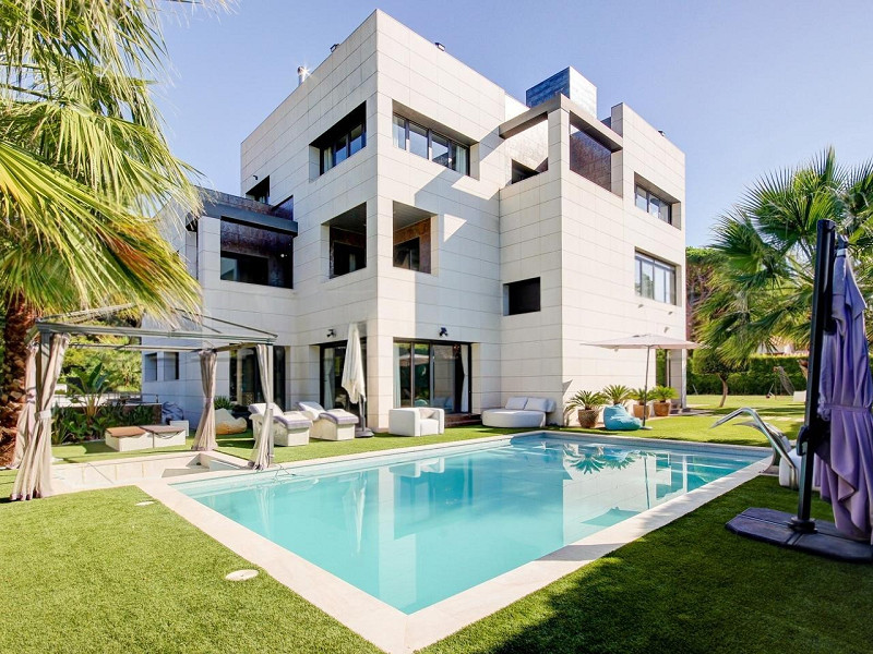 Exclusive Villa with Elegant Design in Gavà Mar, Barcelona