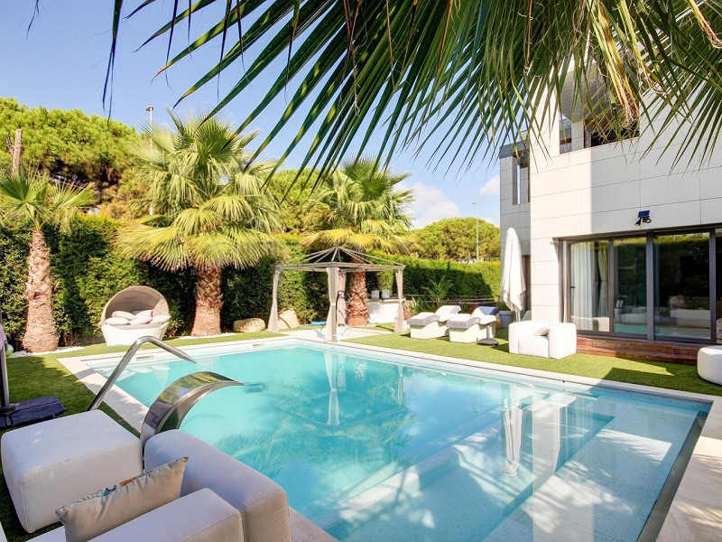 Exclusive Villa with Elegant Design in Gavà Mar, Barcelona. Photo:  2