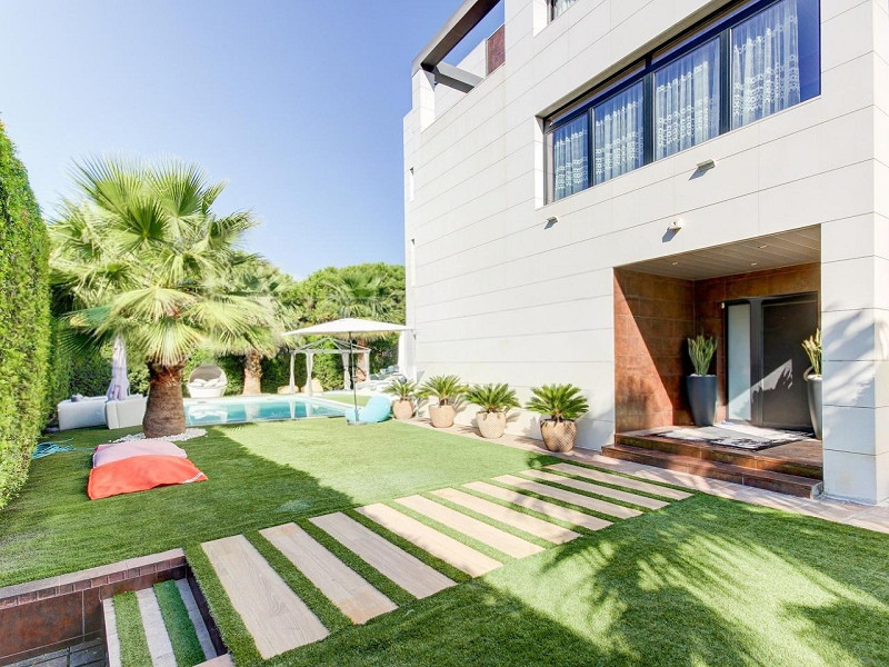 Exclusive Villa with Elegant Design in Gavà Mar, Barcelona. Photo:  3