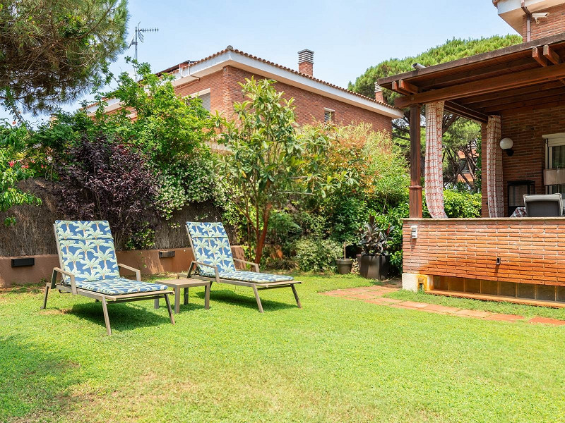 Magnificent High-End Villa in Gavà Mar. Photo:  27