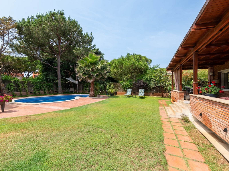 Magnificent High-End Villa in Gavà Mar. Photo:  32