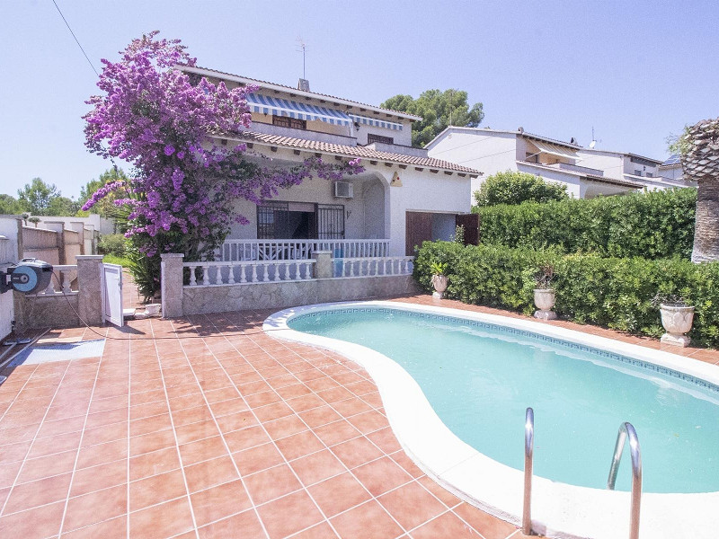Acogedora casa con piscina y vistas al mar en Coma-Ruga