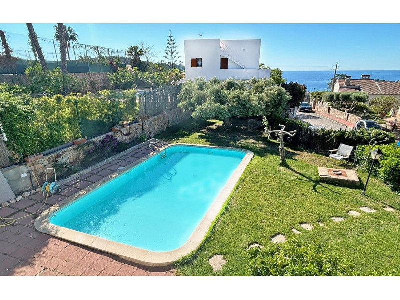 Magnificent House with Garden and Pool in Cala Canyelles. Photo:  9