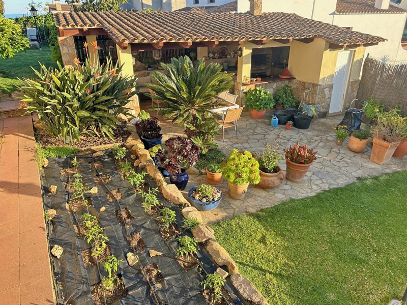 Magnificent House with Garden and Pool in Cala Canyelles. Photo:  21
