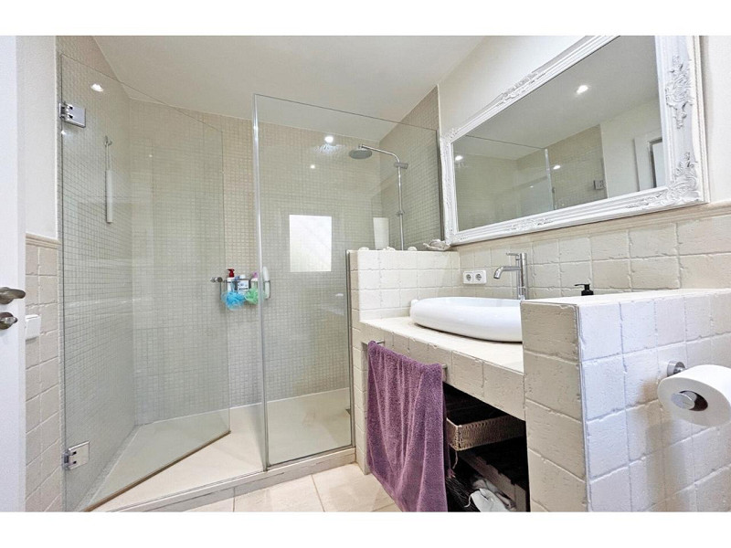 Magnificent House with Garden and Pool in Cala Canyelles. Photo:  25