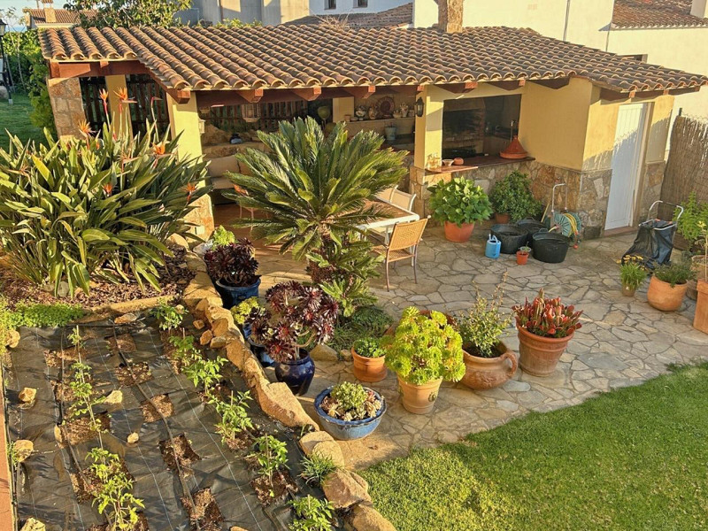 Magnificent House with Garden and Pool in Cala Canyelles. Photo:  26