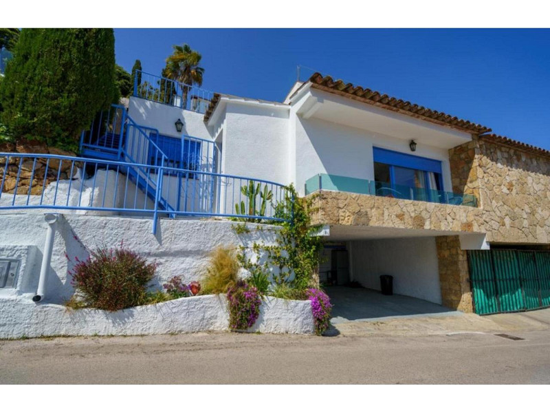 Charming House with Sea Views Just 5 Minutes from Canyelles Beach. Photo:  11