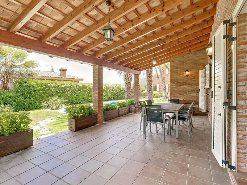 Acogedora casa de estilo mediterráneo en Sant Pol de Mar, Barcelona. Foto:  17