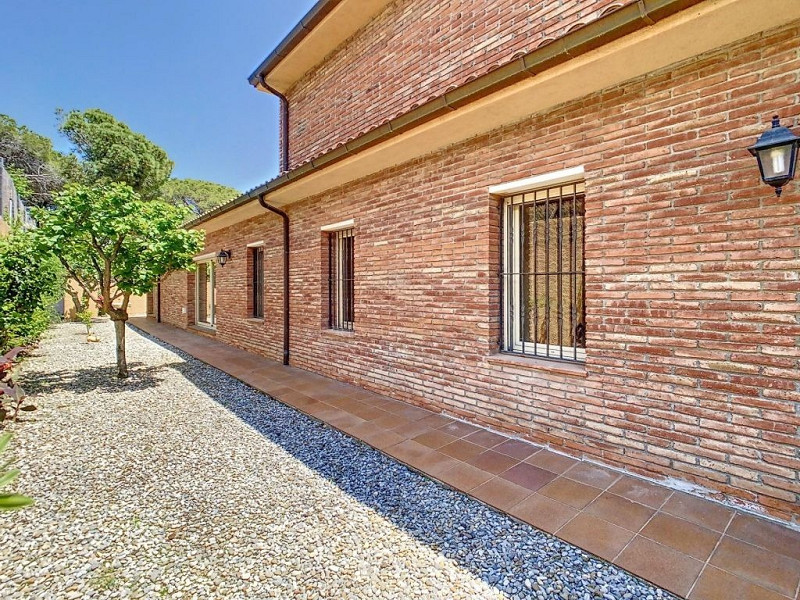 Acogedora casa de estilo mediterráneo en Sant Pol de Mar, Barcelona. Foto:  46