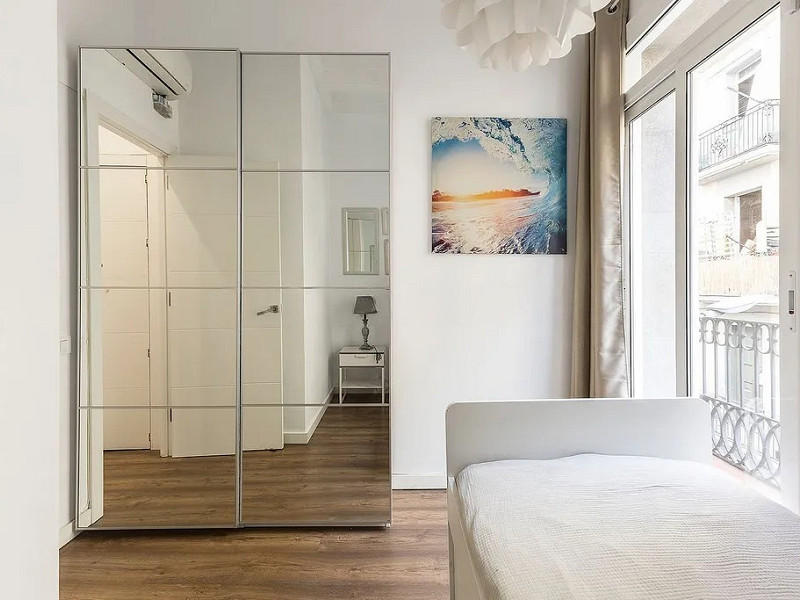 Renovated Apartment Near Barcelona Port. Photo:  24