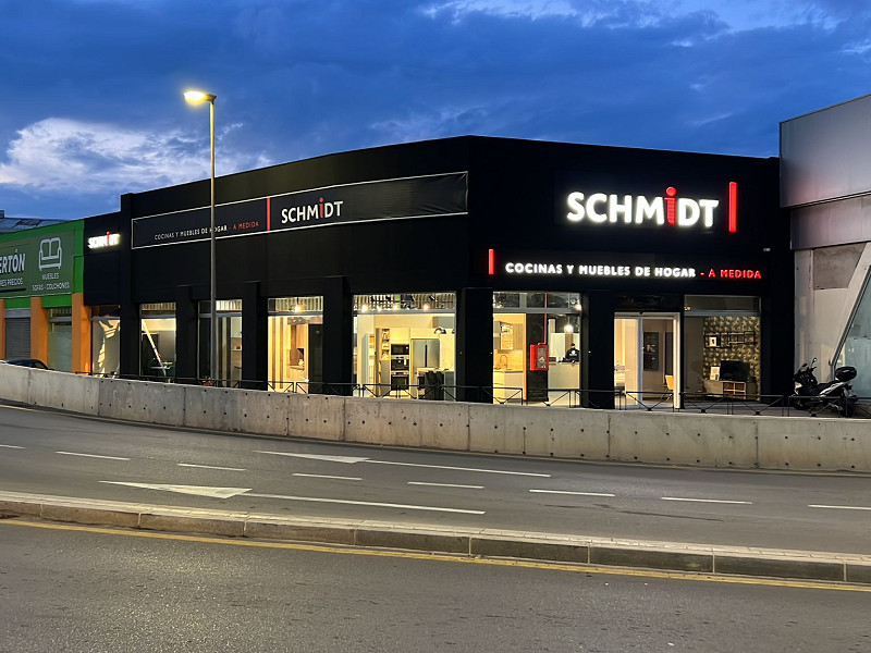 Corner Commercial Premises with Tenant in Prime Area of Madrid