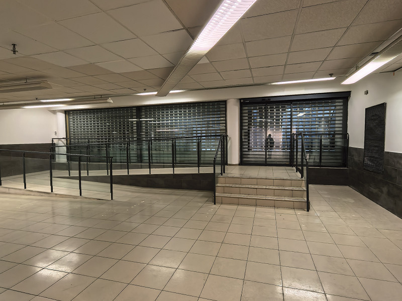 Просторное коммерческое помещение в районе Parc Central, Терасса (провинция Барселона) — продажа и аренда. Фото:  2