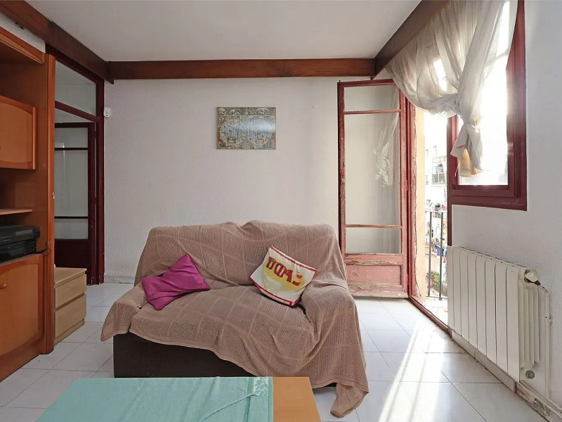 Квартира с потенциалом для реновации в районе Побле-Сек, Барселона. Фото:  2