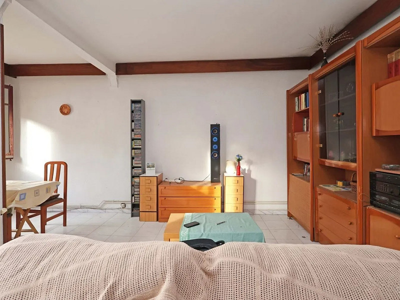 Квартира с потенциалом для реновации в районе Побле-Сек, Барселона. Фото:  3