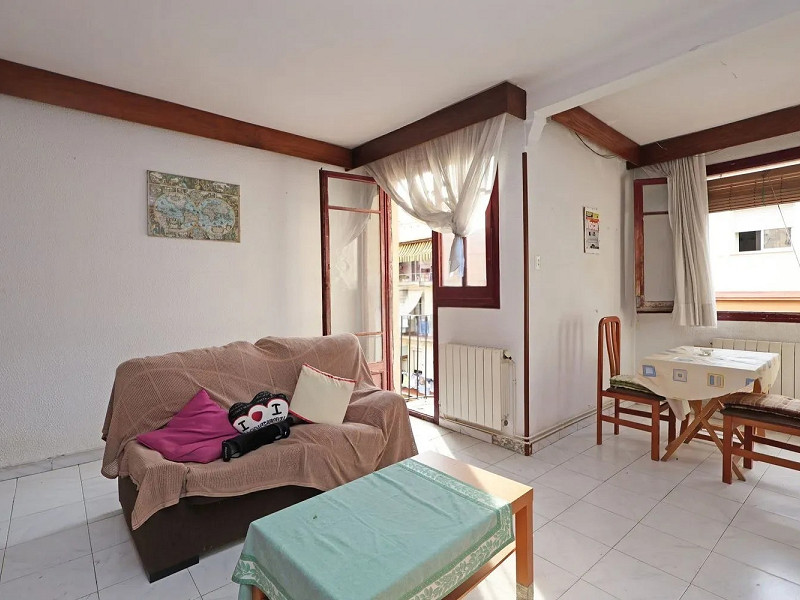 Квартира с потенциалом для реновации в районе Побле-Сек, Барселона. Фото:  4