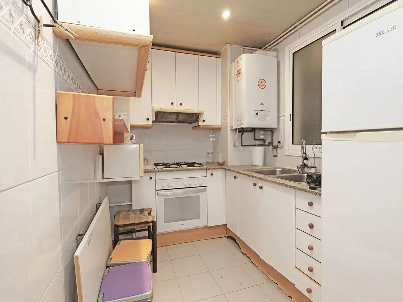 Квартира с потенциалом для реновации в районе Побле-Сек, Барселона. Фото:  7