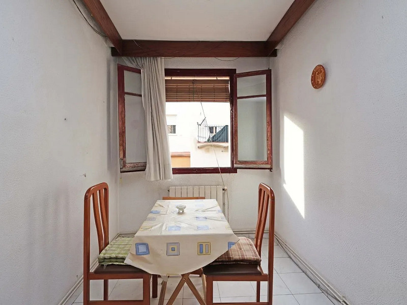 Квартира с потенциалом для реновации в районе Побле-Сек, Барселона. Фото:  8