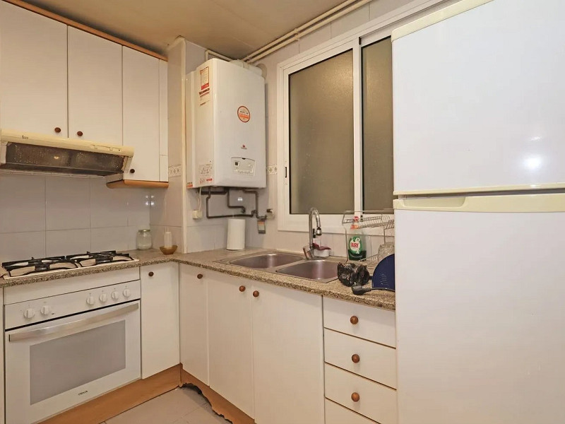 Квартира с потенциалом для реновации в районе Побле-Сек, Барселона. Фото:  9