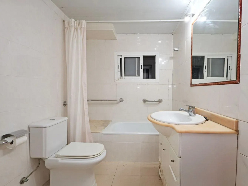 Квартира с потенциалом для реновации в районе Побле-Сек, Барселона. Фото:  12