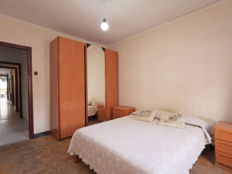 Квартира с потенциалом для реновации в районе Побле-Сек, Барселона. Фото:  15