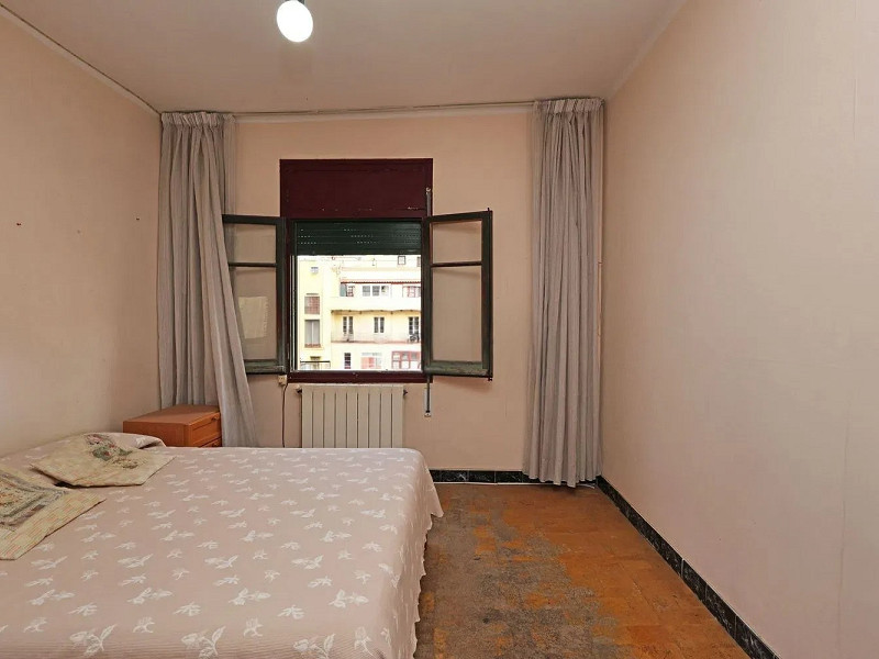 Квартира с потенциалом для реновации в районе Побле-Сек, Барселона. Фото:  17