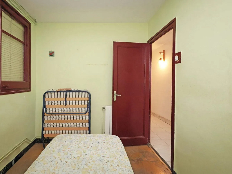 Квартира с потенциалом для реновации в районе Побле-Сек, Барселона. Фото:  21