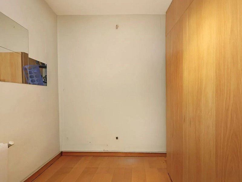 Квартира с потенциалом для реновации в районе Побле-Сек, Барселона. Фото:  23