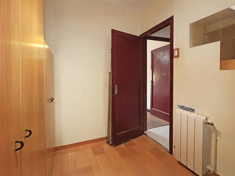 Квартира с потенциалом для реновации в районе Побле-Сек, Барселона. Фото:  26