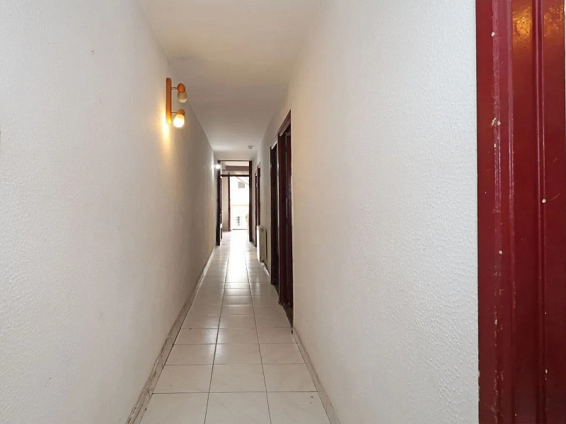 Квартира с потенциалом для реновации в районе Побле-Сек, Барселона. Фото:  27