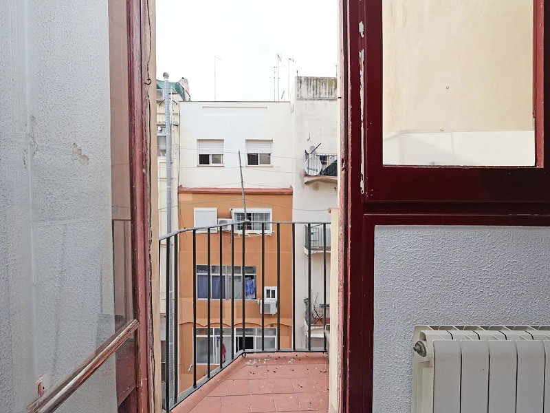 Квартира с потенциалом для реновации в районе Побле-Сек, Барселона. Фото:  30