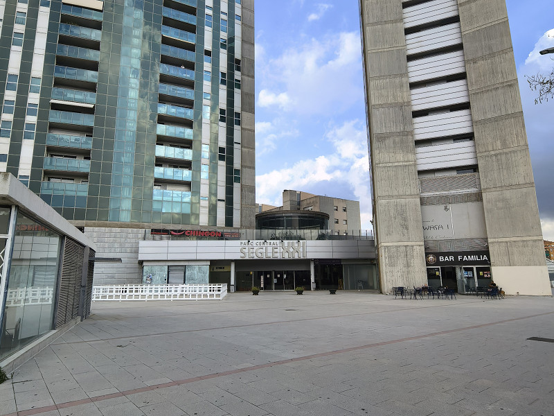 Просторное коммерческое помещение в районе Parc Central, Терасса (провинция Барселона) — продажа и аренда