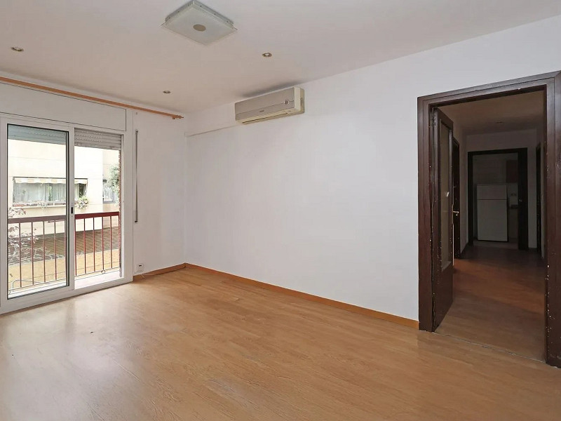 Светлая квартира с характером в сердце района Побле-Сек, Барселона. Фото:  1