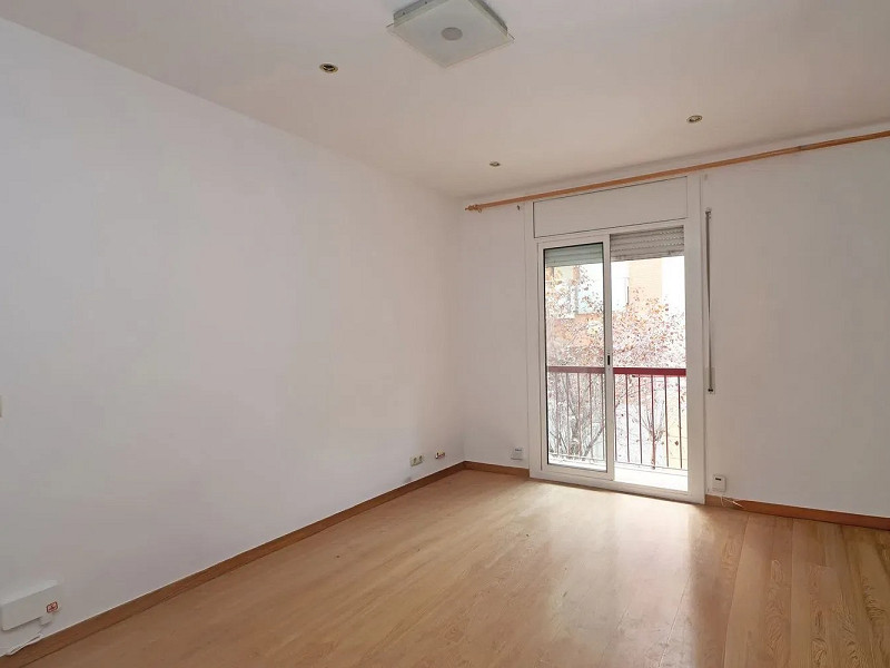 Светлая квартира с характером в сердце района Побле-Сек, Барселона. Фото:  2